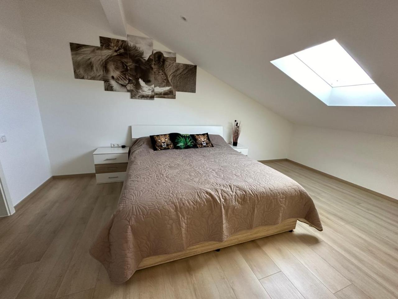 Grosse Ferienwohnung Gaestehaus Neubau Merzig 120M2 Zewnętrze zdjęcie